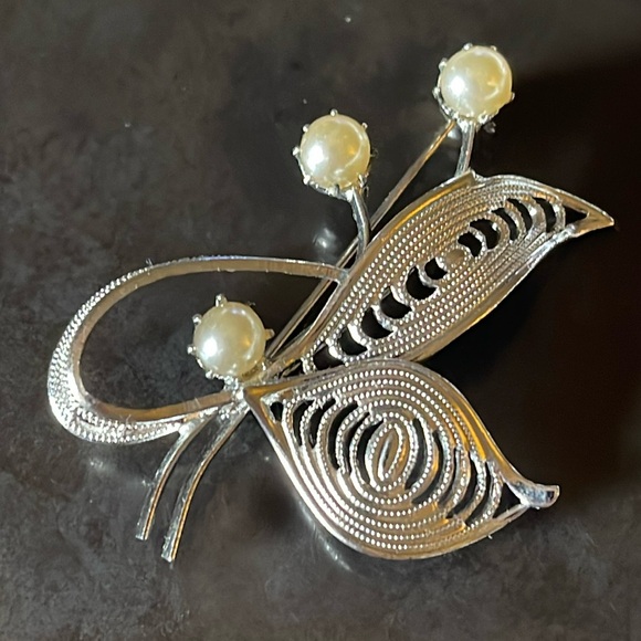 Viv Czechoslovakian Faux Pearl Silver Floral Design Brooch - Picture 1 of 3